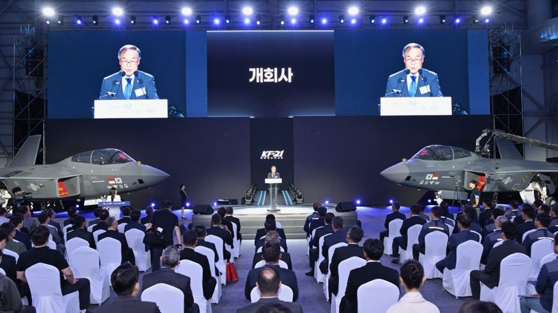 29일 경남 사천 한국항공우주산업(KAI)에서 개최된 'KF-21/IF-X 체계개발 종결 기념식'에서 이용철 방위사업청장이 개회사를 하고 있다. 방사청 제공
