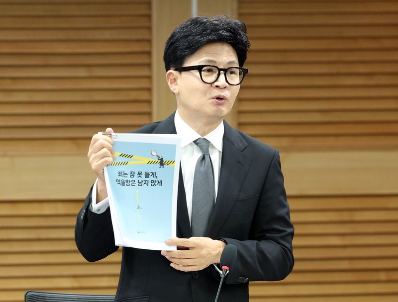 한동훈 무소속 의원이 29일 서울 여의도 국회 의원회관에서 열린 '보완수사 금지, 기어이 범죄자의 편에 설 것인가' 긴급 토론회에서 자료를 들고 발언하고 있다. 뉴시스