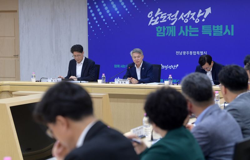 [전남광주=뉴시스] 민형배 전남광주통합특별시장이 29일 시 광주청사에서 국비 확보 전략회의를 주재하고 인공지능(AI)·반도체·에너지 등 주요 핵심 사업의 정부예산안 반영을 위한 대응 전략을 집중 점검했다. (사진=전남광주시 제공) 2026.07.29. photo@newsis.com *재판매 및 DB 금지