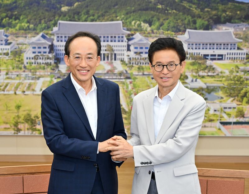 추경호 대구시장(왼쪽)과 이철우 경북지사가 29일 오후 경북도청 지사 접견실에서 만나 추경호·이철우, TK 핵심 현안 해결 위해 머리를 맞댔다. 대구시 제공