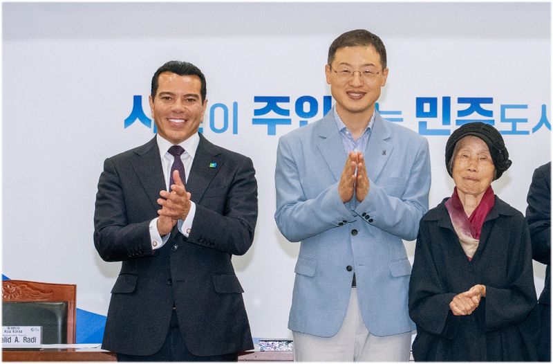 칼리드 라디 아람코코리아 대표이사(왼쪽부터)와 김상욱 울산시장, 정영선 조경가가 지난 28일 기념촬영을 하고 있다. 아람코코리아 제공