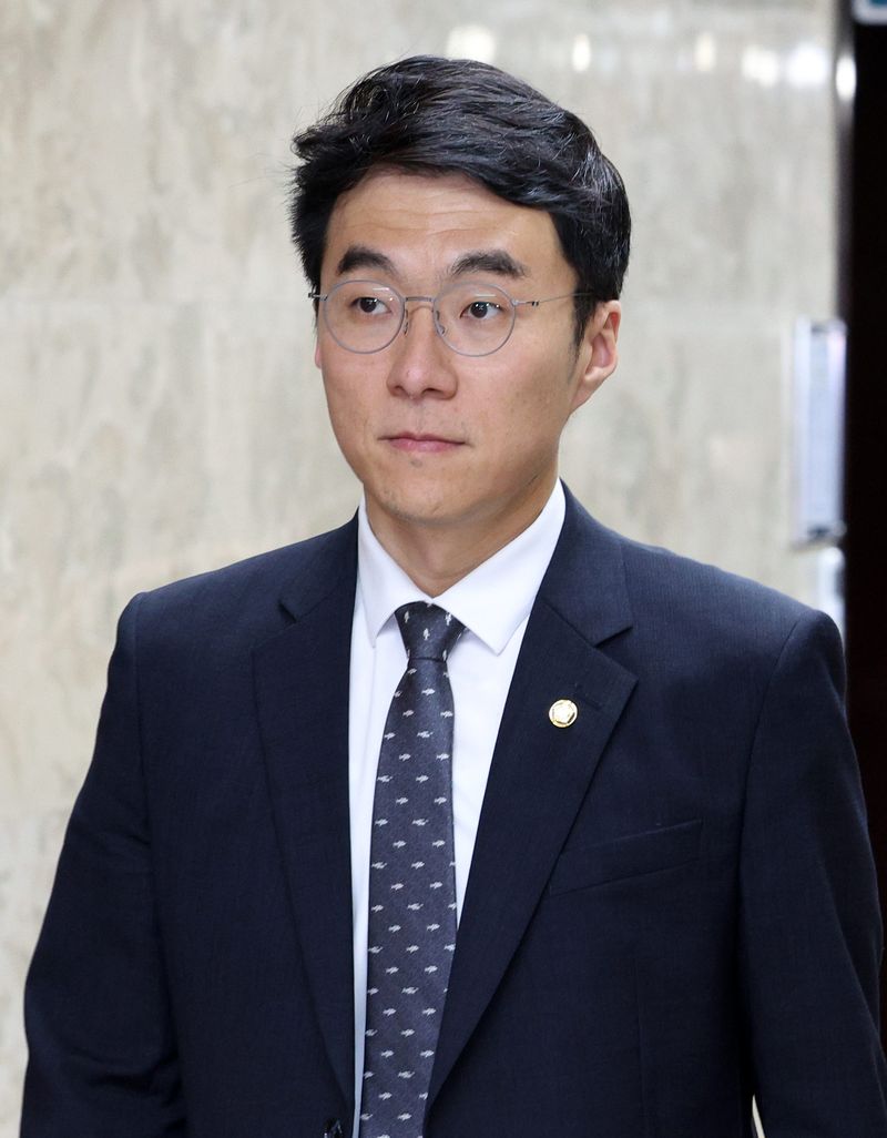 [서울=뉴시스] 고범준 기자 = 김남국 더불어민주당 의원이 24일 서울 여의도 국회에서 열린 비공개 의원총회에 참석하고 있다. 2026.07.24. bjko@newsis.com