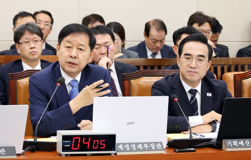 구윤철 부총리 겸 재정경제부 장관(앞줄 왼쪽)이 29일 국회에서 열린 재정경제기획위원회 전체회의에서 위원들의 질의에 답하고 있다. 앞줄 오른쪽은 박홍근 기획예산처 장관 연합뉴스