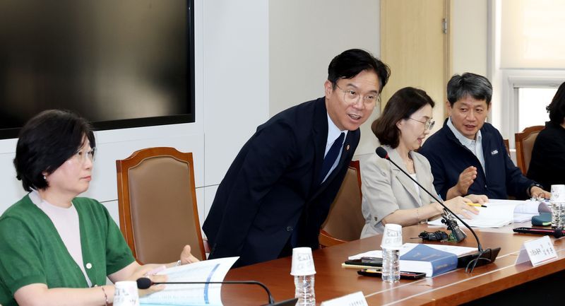 김영훈 고용노동부 장관이 29일 세종시 정부세종청사에서 열린 고용동향 점검회의에 참석하며 인사하고 있다./사진=뉴스1