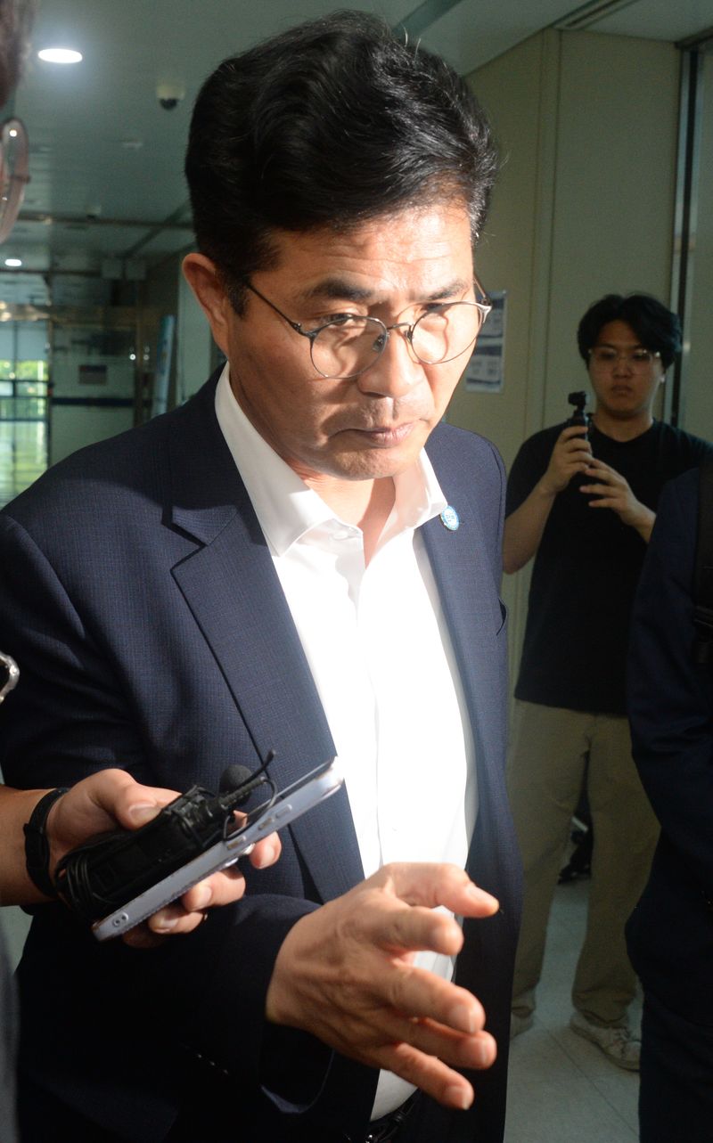 [전주=뉴시스] 김얼 기자 = 이원택 전북특별자치도지사가 29일 전북 전주시 전북경찰청을 방문해 6.3 지방선거 당시 허위사실 공표와 관련한 소환조사를 받기 위해 장내로 들어서고 있다. 2026.07.29. pmkeul@newsis.com