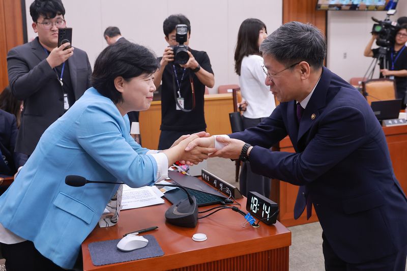 지난 7월 29일 국회에서 열린 법제사법위원회 전체회의에서 위원장인 더불어민주당 서영교 의원(왼쪽)이 검사의 보완수사권 폐지를 골자로 한 형사소송법 개정안을 의결하고 회의를 정회한 뒤 노경필 법원행정처장과 인사하고 있다. 연합뉴스
