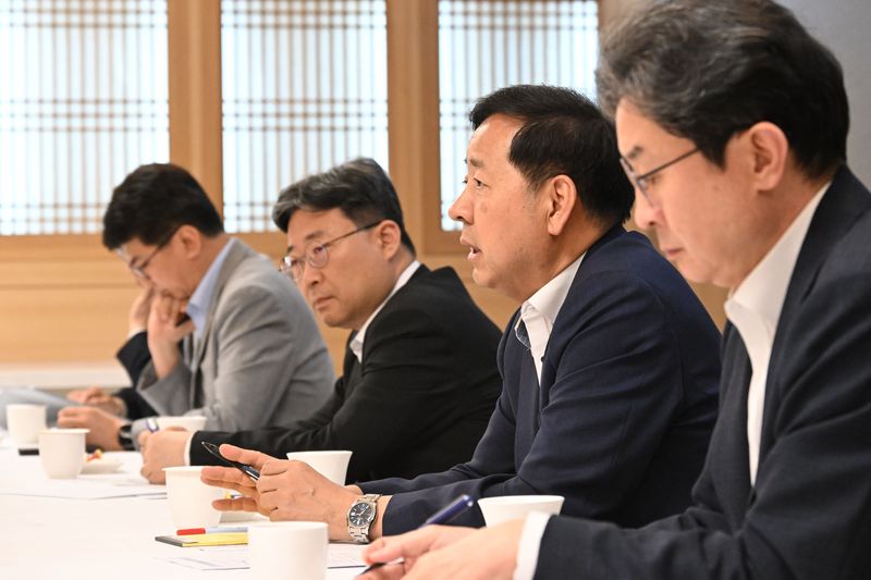구윤철 부총리 겸 재정경제부 장관이 29일 정부서울청사에서 긴급 시장상황점검회의를 주재하고 있다. 재정경제부 제공