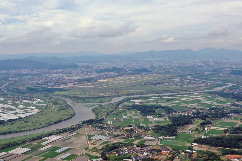 [전남광주=뉴시스] 삼성전자와 SK하이닉스가 총 800조원을 투자하는 서남권 반도체 팹(Fab·생산공장) 4기 건설 입지로 광주 군공항 부지가 최종 확정된 가운데 7일 오후 전남광주 남구 상공에서 바라본 광주 군공항 부지(중앙)의 모습. (사진 = 뉴시스 DB) 2026.07.07. photo@newsis.com
