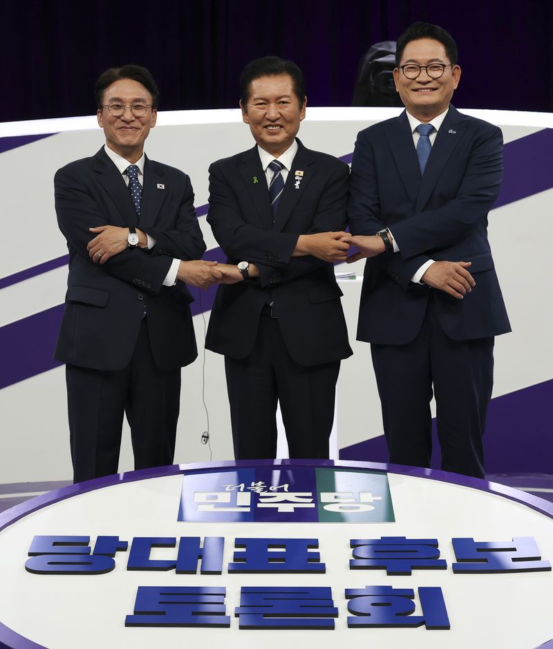 29일 서울 마포구 MBC에서 열린 더불어민주당 당 대표 선출을 위한 후보자 방송토론회에서 김민석(왼쪽부터), 정청래, 송영길 후보가 기념 촬영을 하고 있다. 연합뉴스
