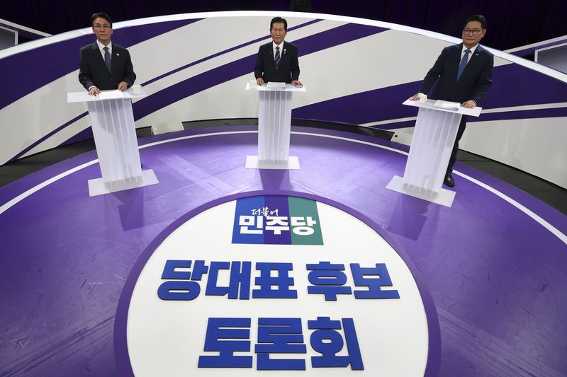 29일 서울 마포구 MBC에서 열린 더불어민주당 당 대표 선출을 위한 후보자 방송토론회에서 김민석(왼쪽부터), 정청래, 송영길 후보가 자리해 있다. 연합뉴스
