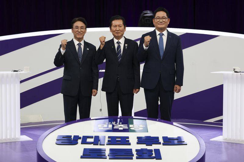 김민석(왼쪽부터), 정청래, 송영길 더불어민주당 당대표 후보자들이 29일 서울 마포구 MBC에서 열린 방송토론회에서 기념 촬영을 하고 있다. 2026.7.29 ⓒ 뉴스1 국회사진기자단