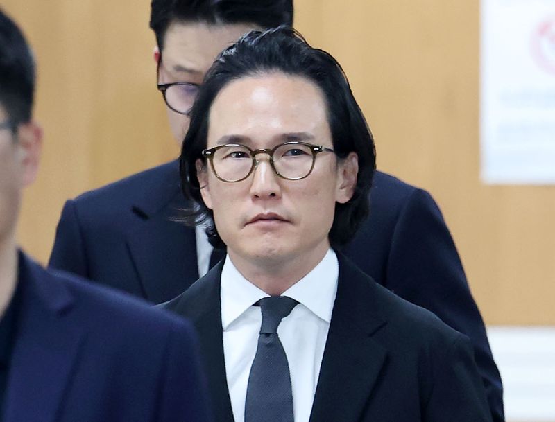 [서울=뉴시스] 홍효식 기자 = 횡령·배임 혐의로 징역 2년의 실형이 확정된 조현범 한국앤컴퍼니그룹 회장이 가석방으로 풀려난다. 사진은 조 회장이 지난해 5월 29일 오후 서울 서초구 서울중앙지방법원에서 열린 200억대 횡령·배임 혐의 관련 선고 공판에 출석하는 모습. 2025.05.29. photo@newsis.com
