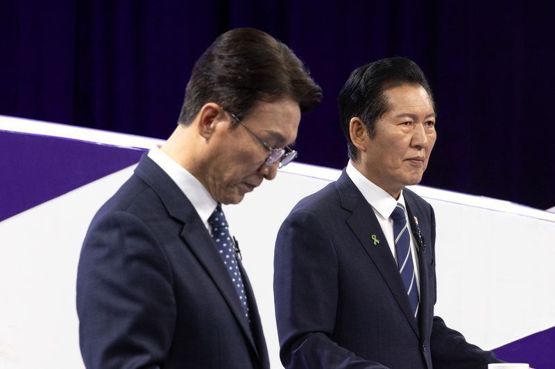 더불어민주당 김민석, 정청래 당 대표 후보가 29일 서울 마포구 MBC에서 열린 방송토론회 시작 전 토론 준비를 하고 있다. 연합뉴스