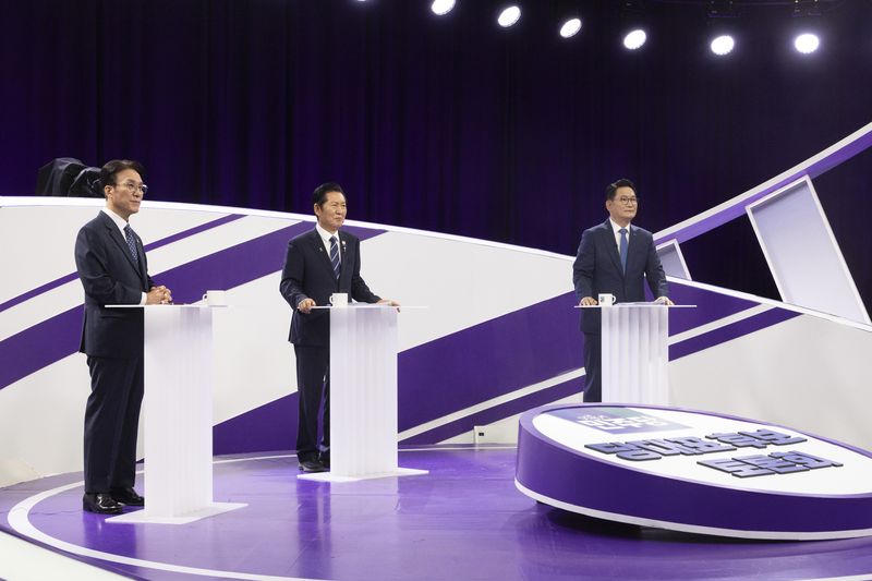 더불어민주당 당권 주자인 김민석, 정청래, 송영길 의원이 29일 오후 서울 마포구 MBC에서 TV토론회에서 토론 준비를 하고 있다. 뉴스1