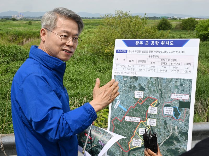 [전남광주=뉴시스] 이현행 기자 = 민형배 전남광주통합특별시장이 7일 오전 삼성전자와 SK하이닉스의 반도체 산단이 들어설 전남광주 군공항 인근에서 부지에 대해 설명하고 있다. 2026.07.07. lhh@newsis.com