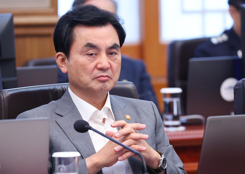 [서울=뉴시스] 김진아 기자 = 안규백 국방부 장관이 21일 청와대에서 열린 국무회의에서 잠시 생각에 잠겨있다.(청와대통신사진기자단) 2026.07.21. bluesoda@newsis.com