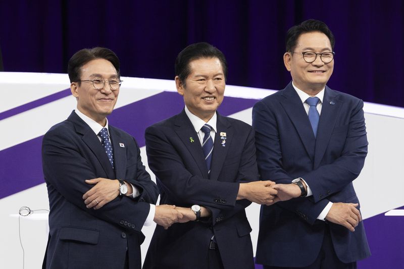 [서울=뉴시스] 국회사진기자단 = 김민석(왼쪽부터), 정청래, 송영길 더불어민주당 당대표 후보가 29일 서울 마포구 MBC에서 열린 당대표 후보자 방송토론회에서 기념촬영을 하고 있다. 2026.07.29. photo@newsis.com