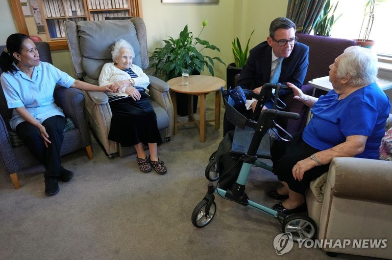 런던의 고령층 돌봄 시설 방문한 버넘 총리.연합뉴스