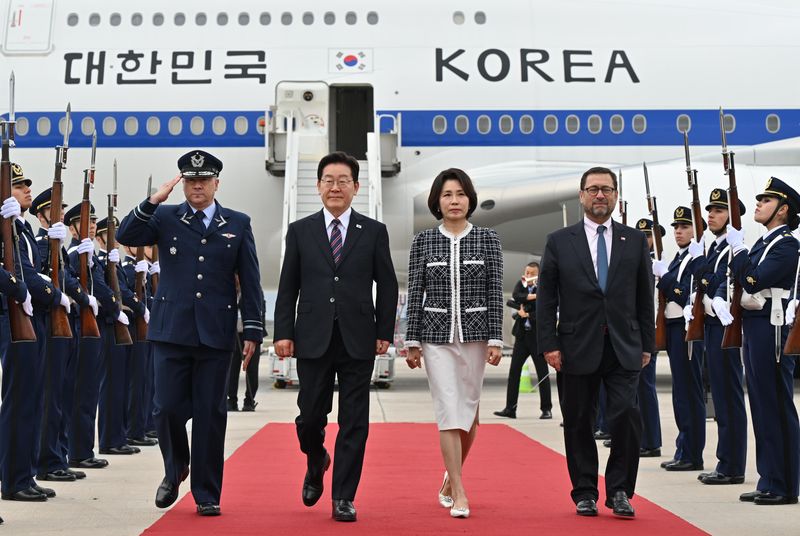 칠레를 공식 방문한 이재명 대통령과 김혜경 여사가 29일(현지시간) 칠레 산티아고 국제공항에 도착해 이동하고 하고 있다. 뉴시스