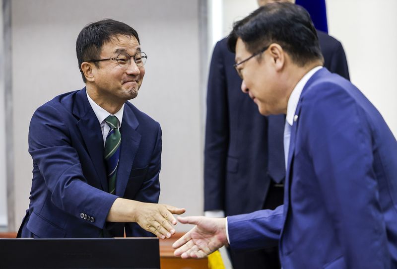 [서울=뉴시스] 정병혁 기자 = 한병도 국회 운영위원장과 정점식 국민의힘 원내대표가 29일 서울 여의도 국회에서 열린 국회 운영위원회 전체회의에서 악수를 하고 있다. 2026.07.29. jhope@newsis.com