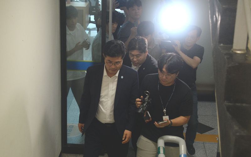 [전주=뉴시스] 김얼 기자 = 이원택 전북특별자치도지사가 29일 전북 전주시 전북경찰청을 방문해 6.3 지방선거 당시 허위사실 공표와 관련한 소환조사를 받기 위해 장내로 들어서고 있다. 2026.07.29. pmkeul@newsis.com