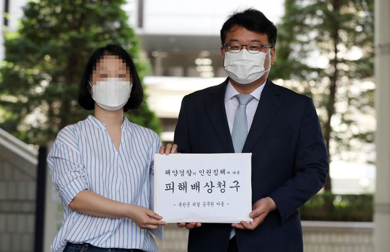 지난해 9월22일 연평도 근해에서 북한군에 피살당한 해양수산부 공무원의 부인 권모(왼쪽)씨와 김기윤 변호사가 15일 서초구 서울중앙지방법원 앞에서 해양경찰의 인권침해로 인한 피해보상청구소송 기자회견을 하고 있다. 2021.7.15 ⓒ 뉴스1 박세연 기자