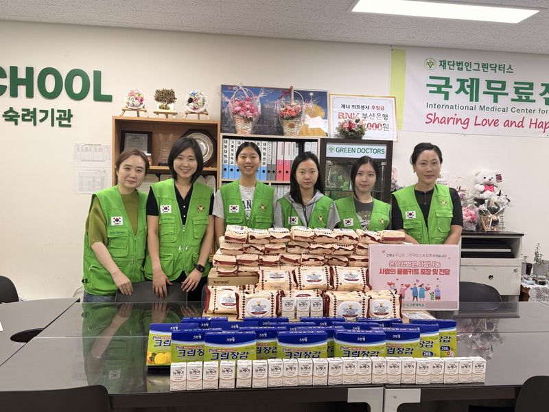 "천장만 보던 병실에 손자손녀가 왔어요"