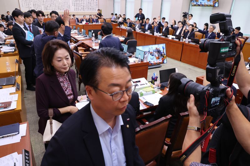 지난 29일 서울 여의도 국회에서 열린 법제사법위원회 전체회의에서 형사소송법 개정안에 대한 토론 종결 투표가 진행되자 국민의힘 의원들이 퇴장하고 있다. 뉴스1