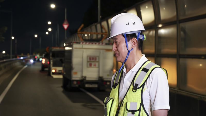 [서울=뉴시스] 김선웅 기자 = 오세훈 서울시장이 29일 오후 서울 강남구 성수대교 남단B램프에서 진행된 안전성 확인 구조물 계측 현장시험에서 관계자의 설명을 듣고 있다. (공동취재) 2026.07.29. photo@newsis.com