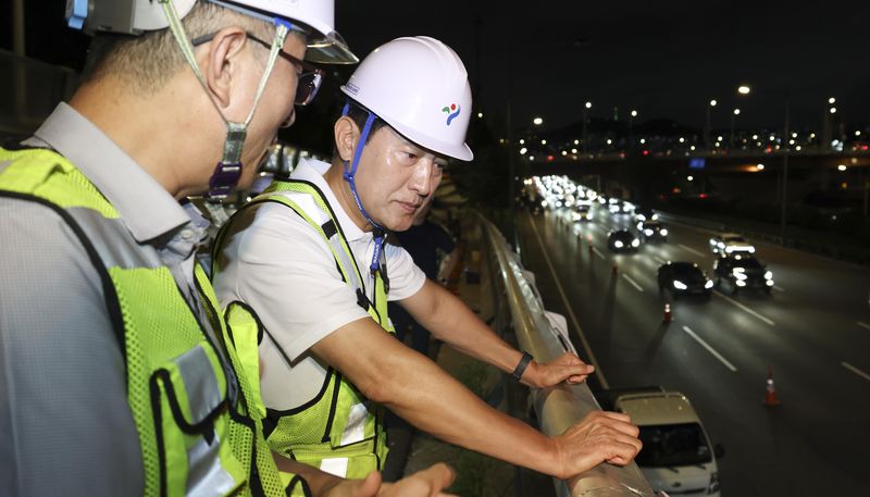 [서울=뉴시스] 김선웅 기자 = 오세훈 서울시장이 29일 오후 서울 강남구 성수대교 남단B램프에서 진행된 현장시험에서 관계자의 설명을 듣고 있다. (공동취재) 2026.07.29. photo@newsis.com
