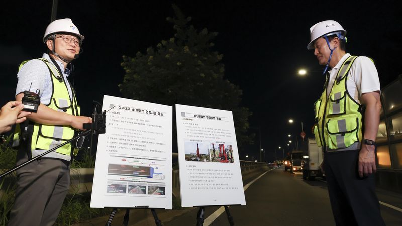 [서울=뉴시스] 김선웅 기자 = 오세훈 서울시장이 29일 오후 서울 강남구 성수대교 남단B램프에서 진행된 안전성 확인 구조물 계측 현장시험에서 관계자의 설명을 듣고 있다. (공동취재) 2026.07.29. photo@newsis.com