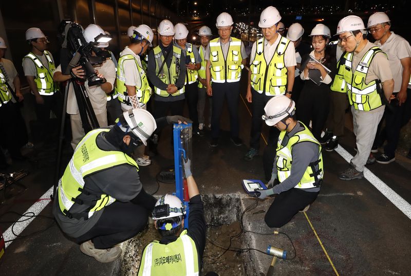 [서울=뉴시스] 김선웅 기자 = 오세훈 서울시장이 29일 서울 강남구 성수대교 진입램프를 찾아 램프 단차 발생 원인 규명을 위한 현장시험을 점검하고 있다. 이날 현장에서는 시추조사와 표면파탐사시험, 동적콘관입시험 등이 진행됐다. (공동취재) 2026.07.29. photo@newsis.com