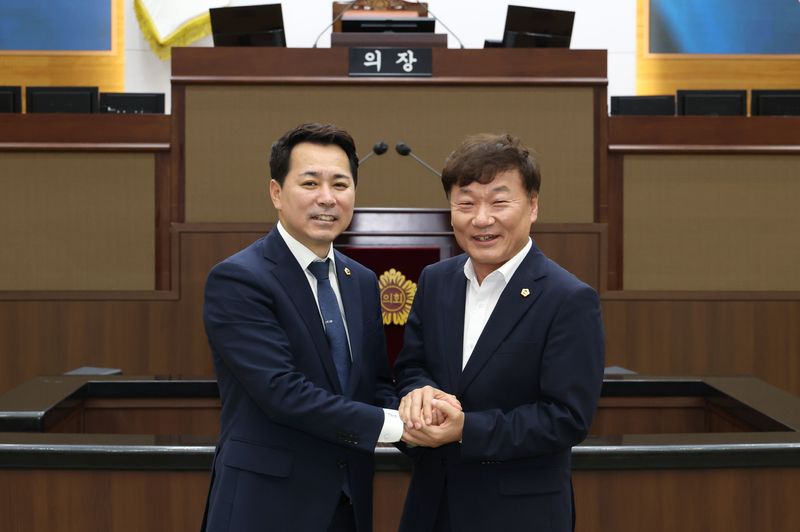 지난 29일 남종섭 경기도의회 의장(우측)과 임만균 서울특별시의회 의장이 만나 '지방의회법' 제정 공조를 다짐했다.(도의회 제공. 재판매 및 DB금지)/뉴스1