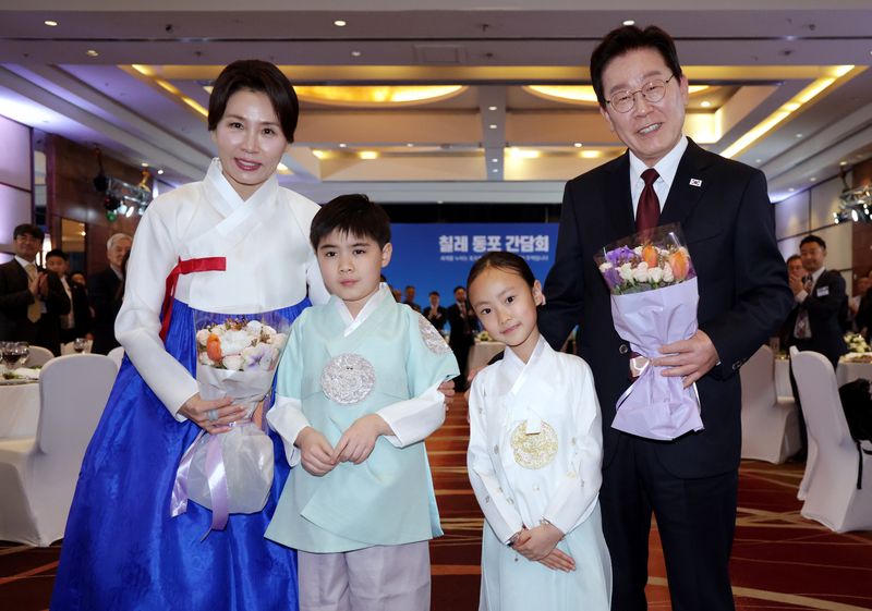 이재명 대통령과 김혜경 여사가 29일(현지시간) 칠레 산티아고 한 호텔에서 열린 동포 만찬 간담회에서 화동과 기념촬영을 하고 있다. 뉴시스