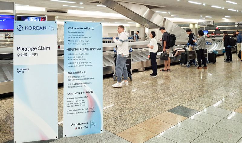 미국 애틀랜타 공항 수하물 수취대 인근에 설치된 '수하물 자동연결 서비스' 안내문. 대한항공 제공