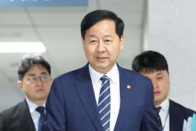 구윤철(가운데) 경제부총리 겸 재정경제부 장관이 30일 오전 서울 여의도 국회 의원회관에서 열린 부동산을 포함한 당정 하반기 세제개편안 비공개 회의장으로 들어가고 있다. 뉴시스