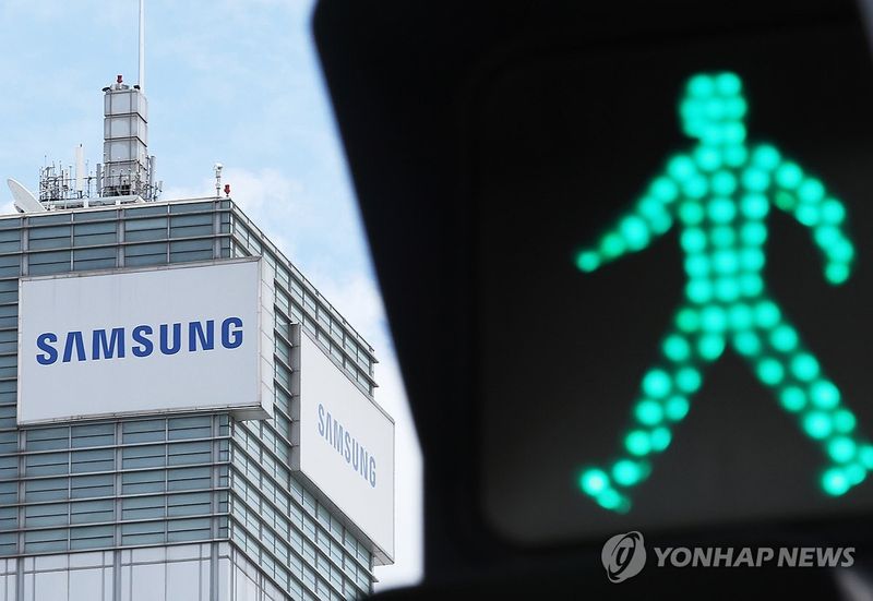삼성전자가 메모리 수요 강세를 보여주는 변화가 잇따르면서 반도체 상승기가 더 길게 이어질 것이라는 전망이 나왔다. 내년 HBM 시장 1위 확보와 함께 주주환원 정책이 한층 강화될 것이라는 기대도 커지고 있다. 사진은 경기도 수원시 영통구 삼성전자 본사 모습. /사진=연합뉴스