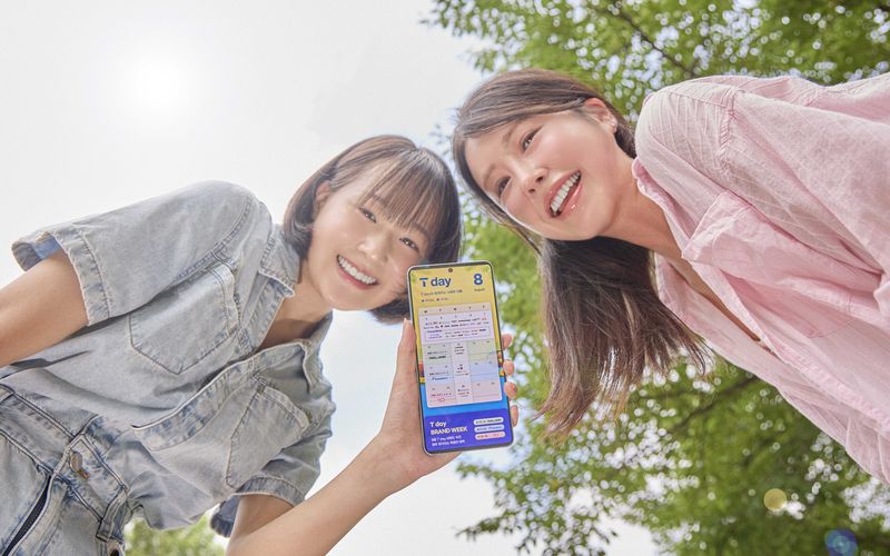 SK텔레콤 모델들이 혜택 확대 관련 프로모션 페이지를 소개하고 있다. SK텔레콤 제공
