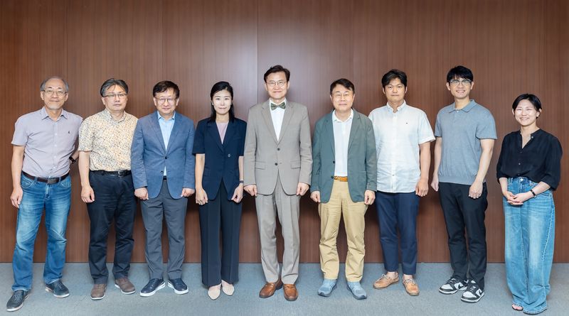 [서울=뉴시스] 카카오가 인공지능(AI) 윤리 거버넌스 강화를 위해 'AI&기술윤리소위원회' 산하 외부 전문 자문단을 꾸렸다. 사진은 (왼쪽부터) 이민석 국민대학교 소프트웨어융합대학 교수, 이상욱 한양대학교 철학과 교수, 이원태 국민대학교 특임교수, 유재연 한양대학교 사회혁신융합전공 겸임교수, 김명주 AI안전연구소 소장, 변순용 서울교육대학교 윤리교육과 교수, 정병수 유니세프 L&D센터장, 김경훈 카카오 AI 세이프티 리더, 하진화 카카오 AI 커뮤니케이션 수석. (사진=카카오 제공) *재판매 및 DB 금지