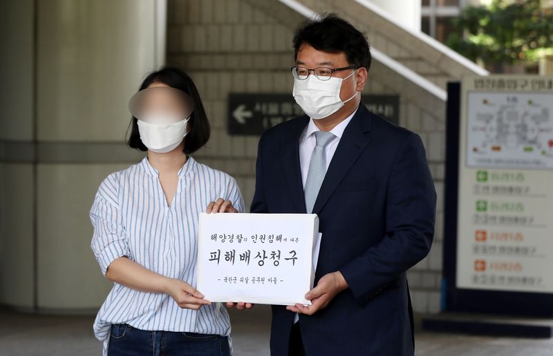 [서울=뉴시스] 추상철 기자 = 2020년 서해에서 북한군에게 피살된 해양수산부 공무원 고(故) 이대준씨 유족이 김홍희 전 해양경찰청장 등을 상대로 제기한 손해배상 소송을 취하했다. 사진은 이씨의 부인과 김기윤 변호사가 2021년 7월 15일 오후 서울 서초구 서울중앙지방법원 앞에서 피살공무원 아들이 낸 '해양경찰의 인권침해로 인한 피해보상청구소송'과 관련해 기자회견을 하는 모습. 2026.07.30. scchoo@newsis.com