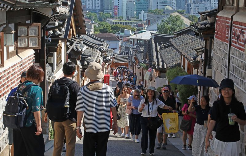 서울 종로구 북촌에서 외국인 관광객들이 거리를 지나며 한옥마을을 관람하고 있다. 2025.9.2 . 뉴스1