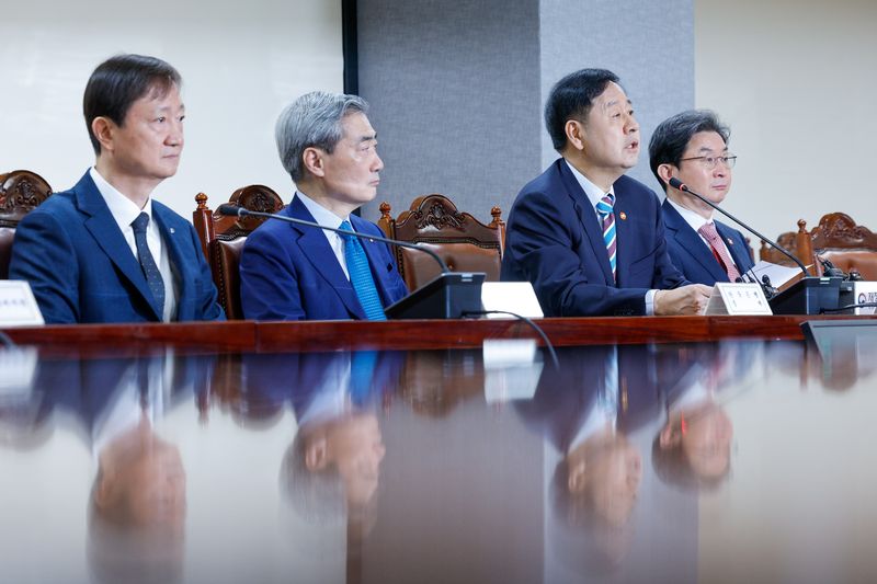 구윤철 경제부총리 겸 재정경제부 장관(오른쪽 두번째)이 지난 4월 확대거시경제금융회의에 참석해 모두 발언을 하고 있다. (왼쪽부터) 이찬진 금융감독원장, 신현송 한국은행 총재, 구 부총리, 이억원 금융위원장. 뉴스1 제공