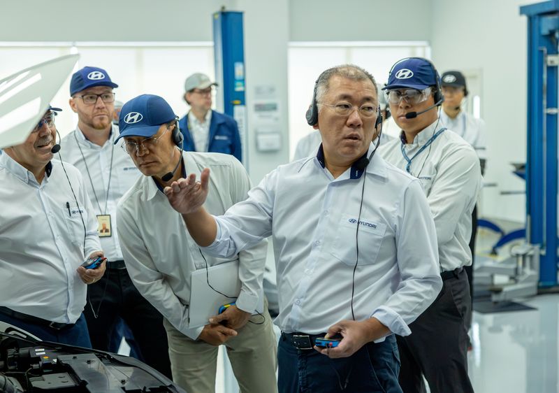 정의선 현대자동차그룹 회장이 27일(현지시간) 브라질 상파울루주 피라시카바에 위치한 현대차 브라질공장을 방문해 생산·판매 전략과 공장 생산 라인을 점검했다.(사진=현대차그룹 제공) *재판매 및 DB 금지