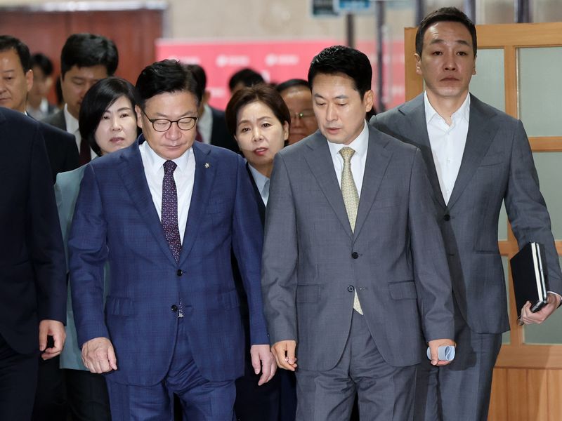 국민의힘 장동혁 대표와 정점식 원내대표가 30일 오전 서울 여의도 국회에서 열린 최고위원회의에 참석하고 있다. 뉴스1