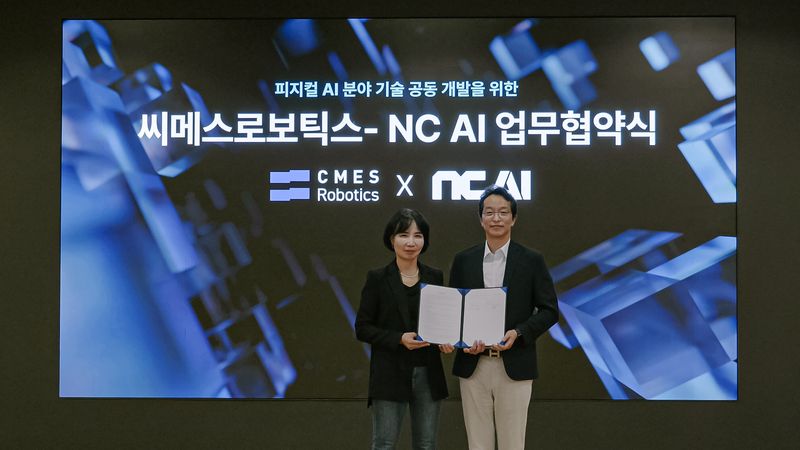 NC AI 이연수 대표(왼쪽)과 씨메스로보틱스 이성호 대표가 협약식 후 기념촬영을 하고 있다. NC AI 제공