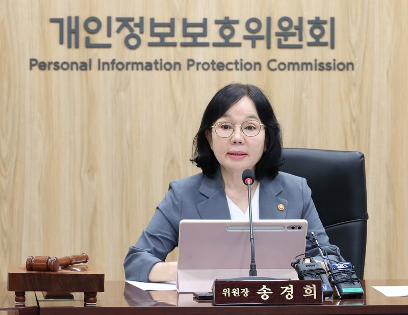 [서울=뉴시스] 조수정 기자 = 송경희 개인정보보호위원회 위원장이 29일 오후 서울 종로구 정부서울청사에서 제15회 위원회 전체회의를 주재하고 있다. 2026.07.29. chocrystal@newsis.com