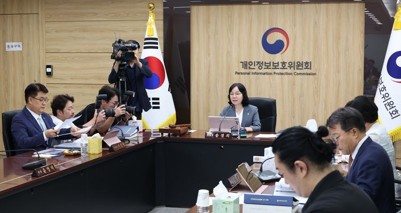 [서울=뉴시스] 조수정 기자 = 송경희 개인정보보호위원회 위원장이 29일 오후 서울 종로구 정부서울청사에서 제15회 위원회 전체회의를 주재하고 있다. 2026.07.29. chocrystal@newsis.com