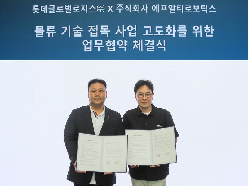 육창용 롯데글로벌로지스 테크놀로지부문장(왼쪽)이 지난 29일 열린 협약식에서 장재호 에프알티로보틱스 대표와 기념 촬영을 하고 있다. 롯데글로벌로지스 제공