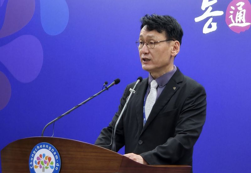 홍종완 충남도 행정부지사가 30일 충남도청 프레스센터에서 기자회견을 열고 '충남 첨단산업 투자 종합지원계획'을 발표하고 있다. 연합뉴스