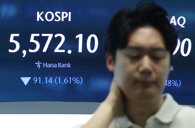 코스피가 5600선에서 소폭 상승 출발했다가 곧바로 하락 전환한 30일 오전 서울 중구 하나은행 본점 딜링룸에 개장 시황이 나오고 있다. 이날 코스피는 전 거래일 대비 18.53포인트(0.33%) 오른 5681.77에, 코스닥은 7.96포인트(1.20%) 내린 654.72에 개장했다. 2026.7.30 ⓒ 뉴스1 김민지 기자